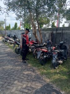 Polsek Krian Grebek Lokasi Sabung Ayam di Sedengan Mijen, Puluhan Barang Bukti Diamankan