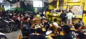 Kapolsek Krian Gelar Nobar Indonesia vs China Bersama Masyarakat