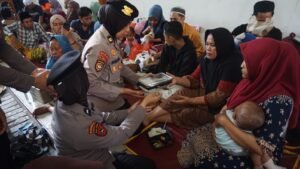 Polwan Polresta Sidoarjo Beri Pendampingan Keluarga Korban di Ponpes Al Khoziny