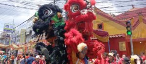 Atraksi Barongsai dan Reog Meriahkan Kirab Sedekah Bumi, Polsek Krian Siaga Amankan Jalannya Acara
