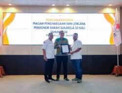 Bupati Gresik Bersama PMI Berikan Apresiasi kepada Pendonor Darah 50 Kali